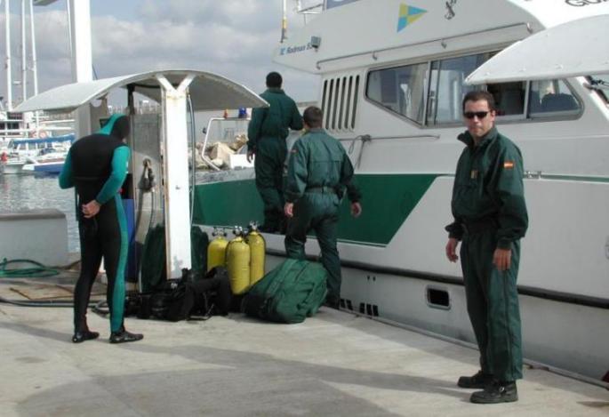 Spezialeinheiten der Guardia Civil suchen weiter nach dem verschollenen Boot.