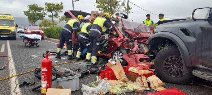 Die Rettungshelfer halfen mit aller Kraft, um die Fahrerin aus ihrem Auto zu befreien