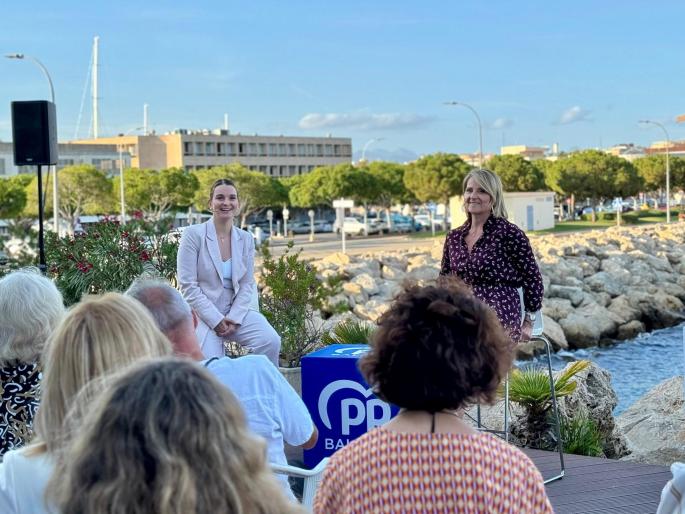 Balearen-Präsidentin und Vorsitzende der PP der Balearen, Marga Prohens (l.) und die Kandidatin der PP der Balearen für das Europaparlament, Rosa Estaràs im Gespräch mit Inselresidenten.