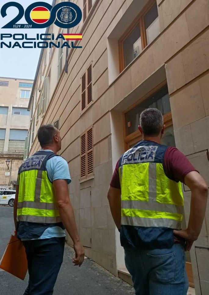 Die Polizei inspiziert eine Immobilie der Bande auf Mallorca.