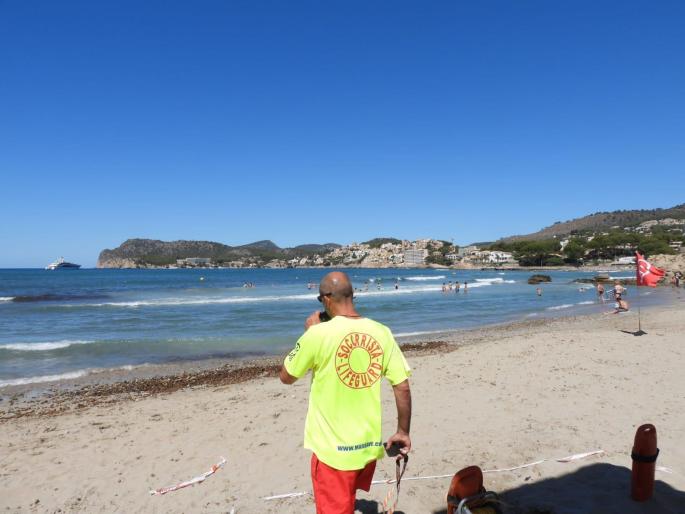 Rettungsschwimmer am Strand von Peguera drohen mit Streik