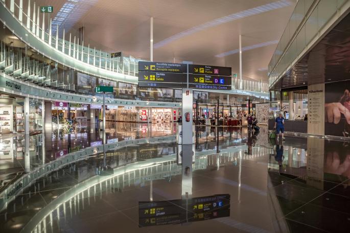Die große Verteilerhalle im Airport von Barcelona dient als Vorbild für den Umbau des Flughafens Palma.