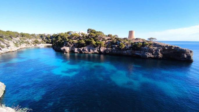 Die Bucht von Cala Pí und der ansehnliche alte Wehrturm.
