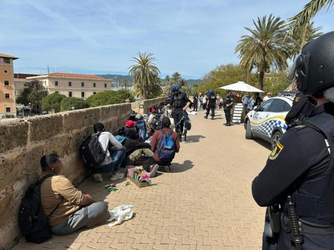 Die Polizei bei einer Kontrolle vonillegalen Straßenhändler vor der Kathedrale von Palma de Mallorca.