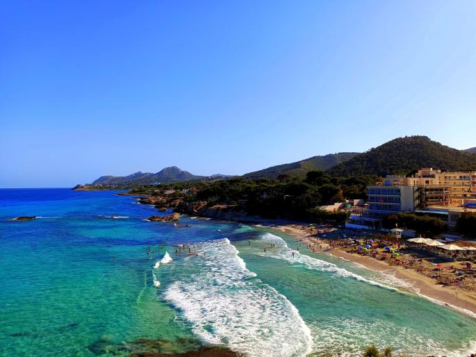 Sommer auf Mallorca: Blick auf die Playa Son Moll in Cala Rajada.