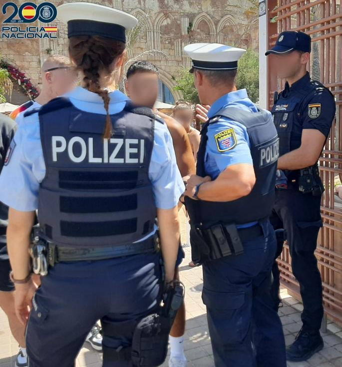Eine gemeinsame Streife aus Nationalpolizei und deutscher Polizei nahm den jungen Mann wegen des Verdachts der Sachbeschädigung fest. Das Symbolfoto zeigt einen weiteren gemeinsamen Einsatz der beiden Polizeibehörden an der Playa de Palma.