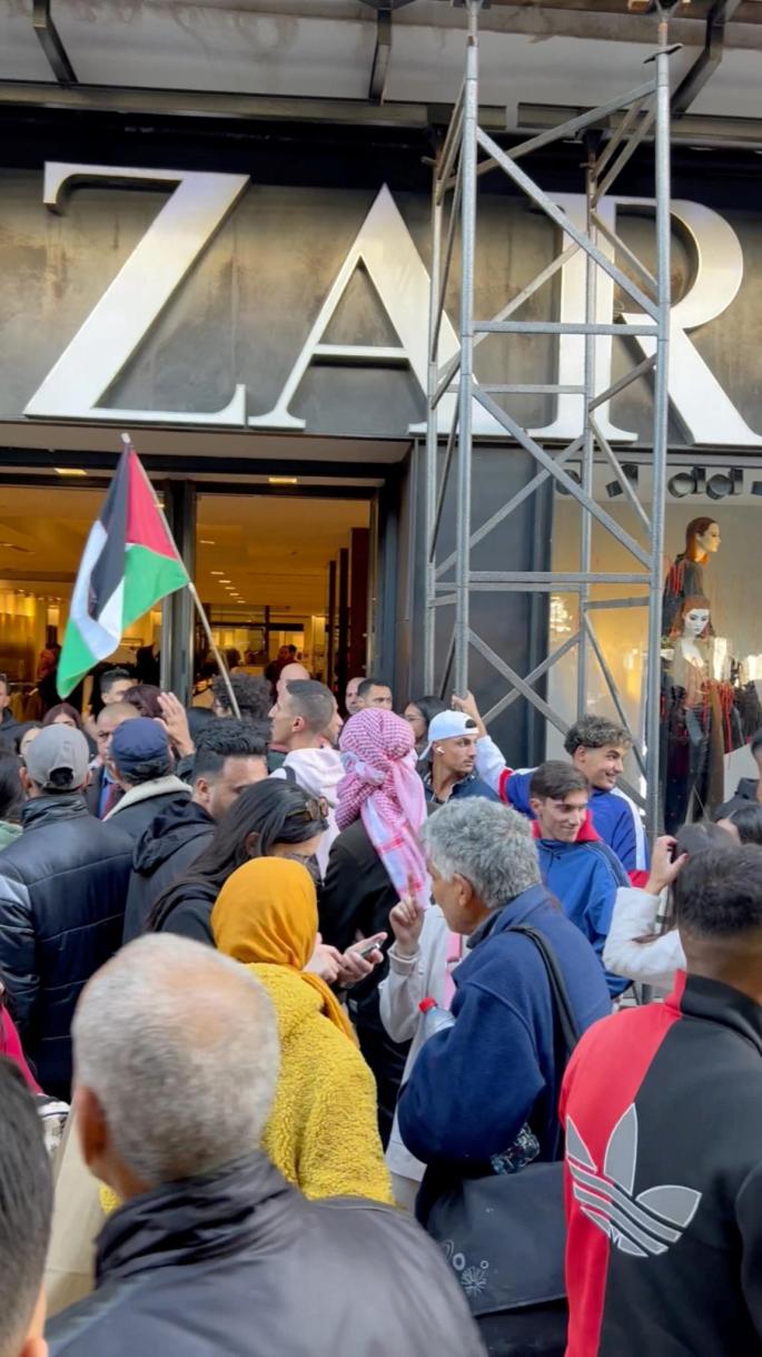 Proteste vor einer Zara-Filiale.