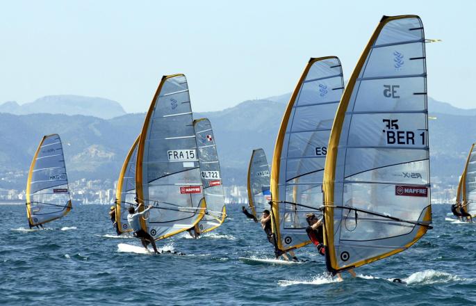 Auch die Surfer starten bei der Regatta in der Bucht von Palma.