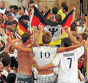 Stimmung wie zu Hause, nur mit Meer: So feierte die Playa bei der WM 2010.