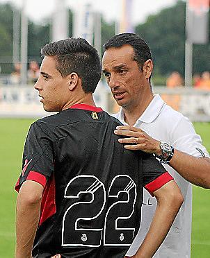 Zufrieden: Trainer José Luis Oltra mit Neuzugang Álex Moreno.