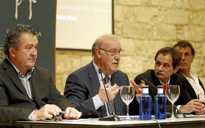 Vicente del Bosque (2.v.l.) mit Ramon Servalls (l.), Ultima-Hora-Redakteur Albert Orfila (2.v.r.) und Miguel Angel Nadal (r.).