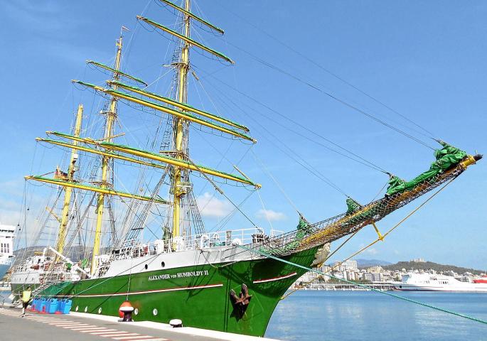 Grüner Rumpf, grüne Segel: Der Großsegler, hier im Hafen von Palma, ist auch als Werbeträger der Brauerei Beck's bekannt.