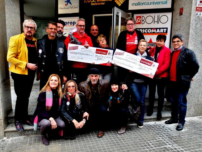 Toni Schumacher (4.v.r.) und Alexander Wehrle (4.v.l., stehend) haben die Schecks für "SOS Mamás" und "SI Mallorca" überreicht.