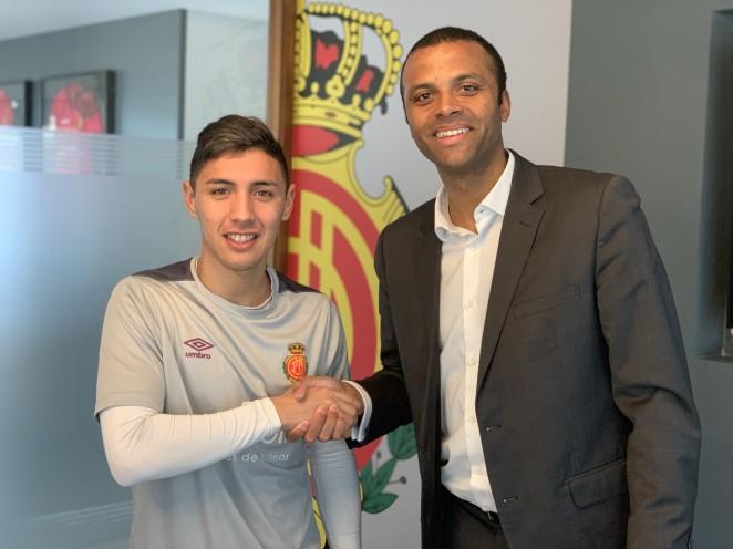 Real-Mallorca-Manager Maheta Molango (r.) begrüßt Leo Suárez als neuen Spieler des Clubs.