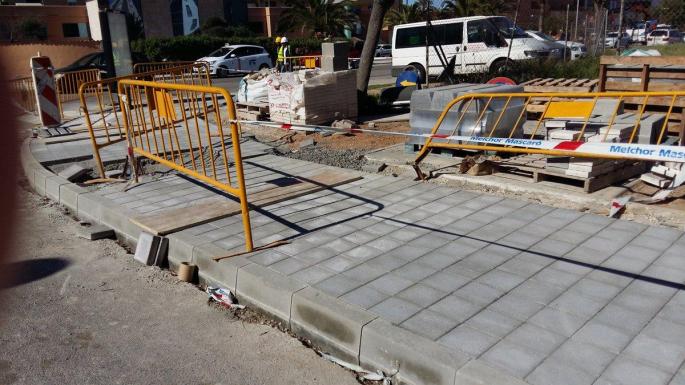 Nur vereinzelt werden an der Playa de Palma Gehwege erneuert.