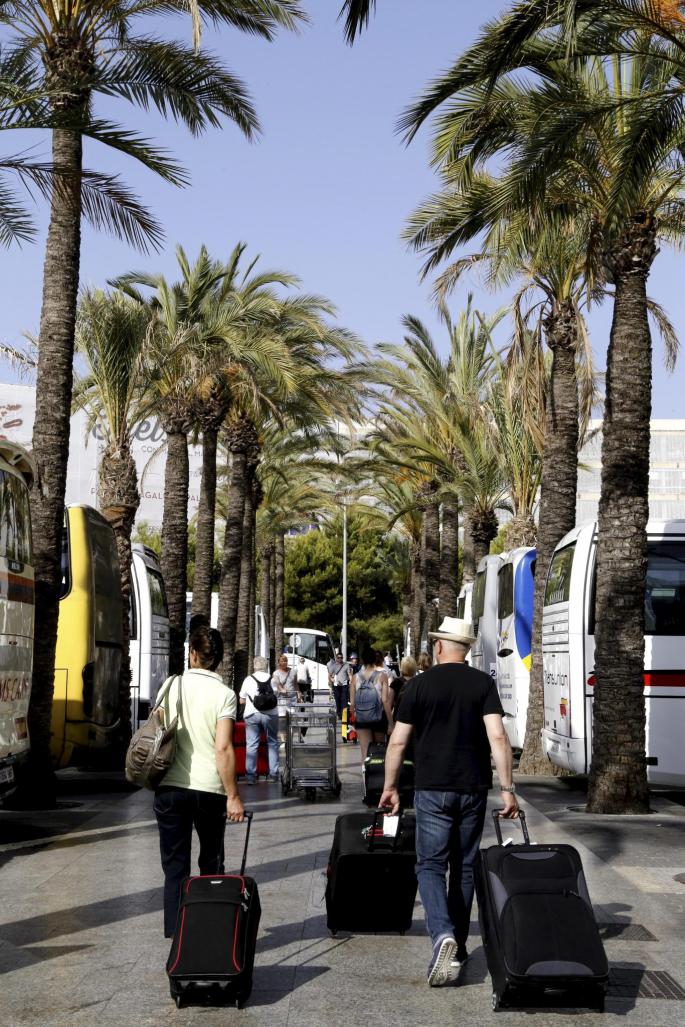 PALMA - TURISMO - LLEGADA DE TURISTAS AL AEROPUERTO DE SON SANT JOAN.