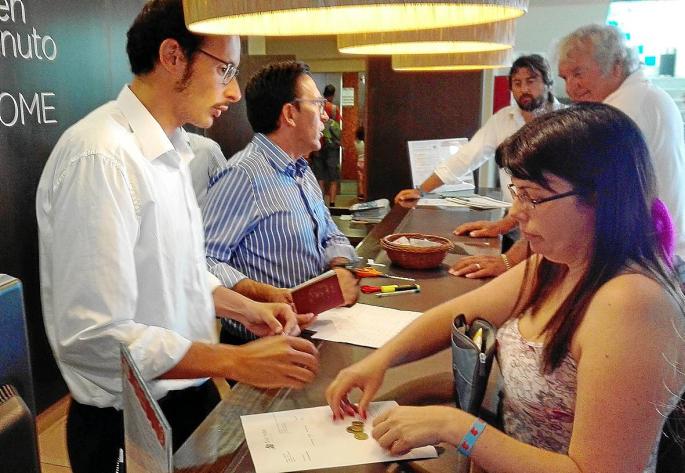 Auch künftig müssen Urlauber auf den Balearen bei Ankunft im Hotel an der Rezeption die Übernachtungssteuer bezahlen.
