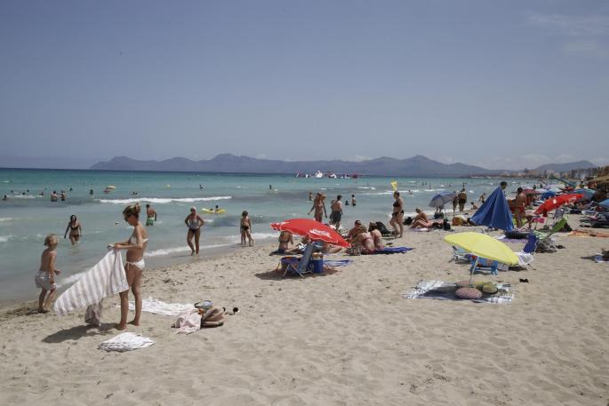 Die Playa de Muro ist bei Einheimischen und Urlaubern beliebt.