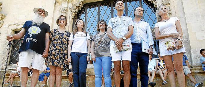 Vertreter aus sieben der acht Altstadtviertel Palmas wurden beim Rathaus vorstellig.