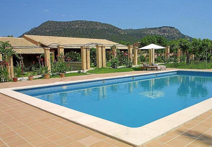 Blauer "Agroturismo"-Pool.