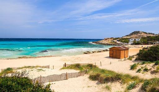 Blick auf den Strand Cala Agulla in Cala Rajada.
