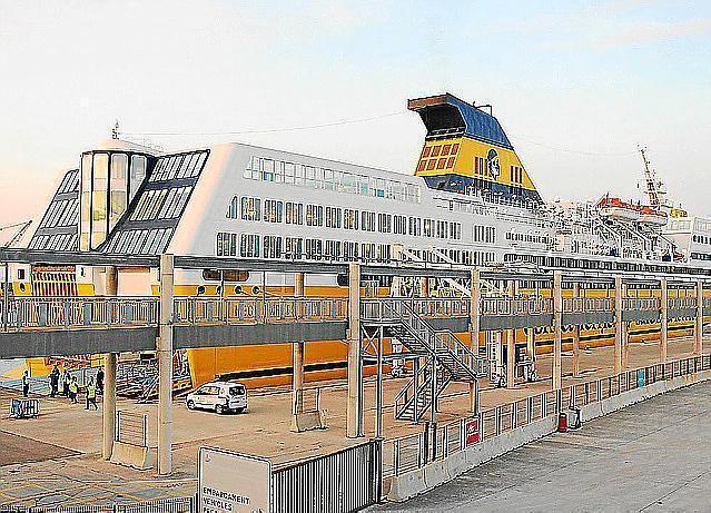 Blick auf das Schiff der Corsica Ferries.