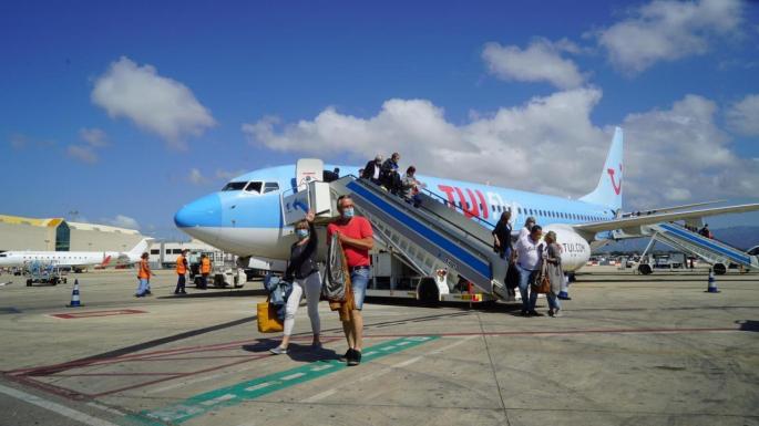Deutsche Tui-Gäste im Juni 2020 auf dem Flughafen von Mallorca.