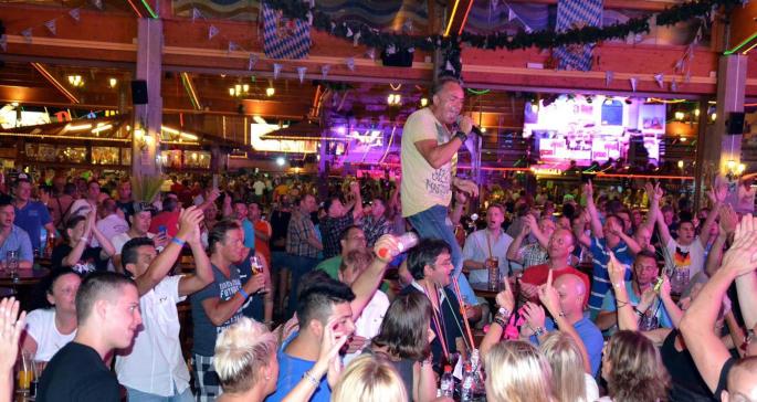 Ob an der Playa de Palma jemals wieder zusammen mit Partysängern, hier Tim Toupet im Bierkönig, ausschweifend gefeiert werden kann, steht in den Sternen.