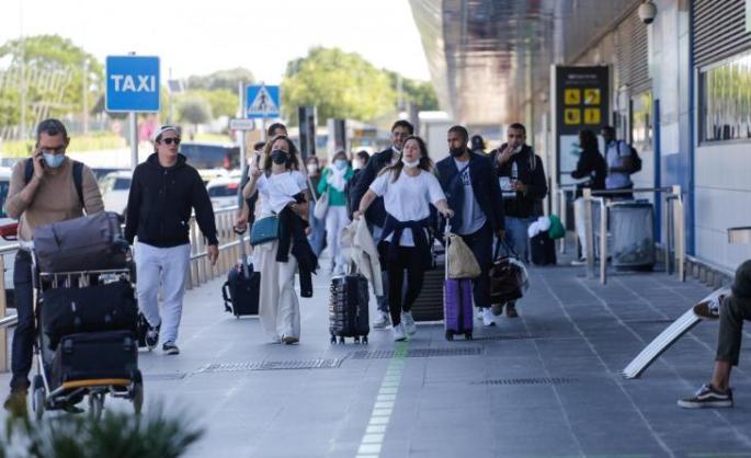 Touristen vor dem Flughafen von Ibiza.