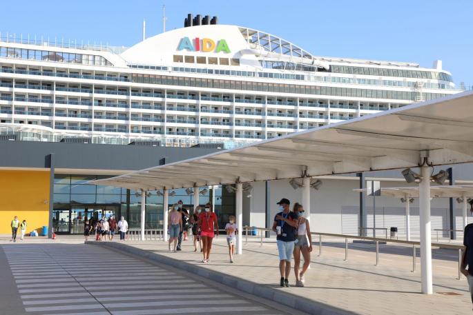 Die 300 Meter lange und 37,6 Meter breite Aida-Perla wurde 2017 im Hafen von Palma getauft.
