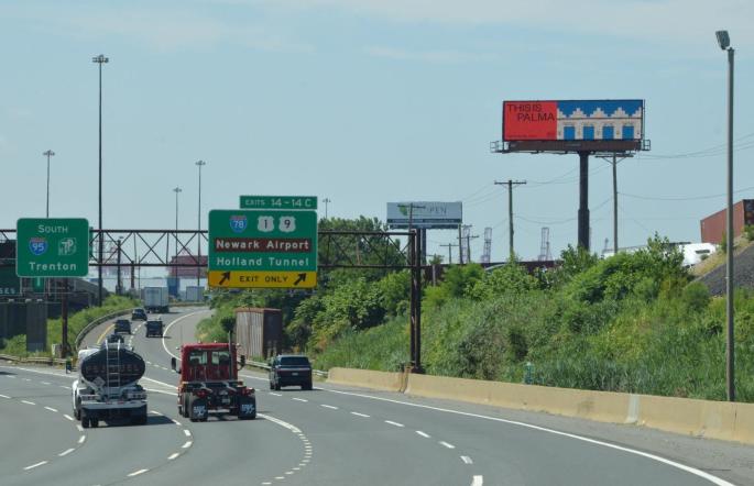 An der Autobahn zum Flughafen Newark wird unübersehbar für Palma geworben.