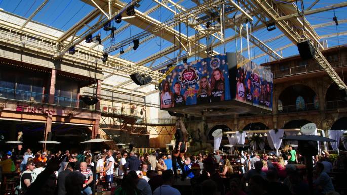 Der Megapark zählt zu den größten Open-Air-Biergärten Europas und beschäftigt in der Hochsaison zwischen 600 und 700 Mitarbeiter.