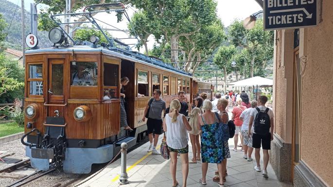 SOLLER. FERROCARRILES. El Tren de SÃ³ller transportÃ 45.873 passatgers al mes de maig. El tramvia passetjÃ 80.580 viatgers, un