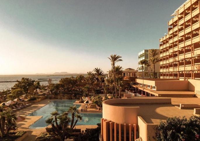 Das "Bikini Island & Mountain Hotel Es Trenc" beherbergt 130 Zimmer und liegt direkt neben dem Naturstrand von Es Trenc in Colònia de Sant Jordi im Süden der Insel.