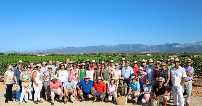 Freunde der Bodega und Erntehelfer bei der Weinlese