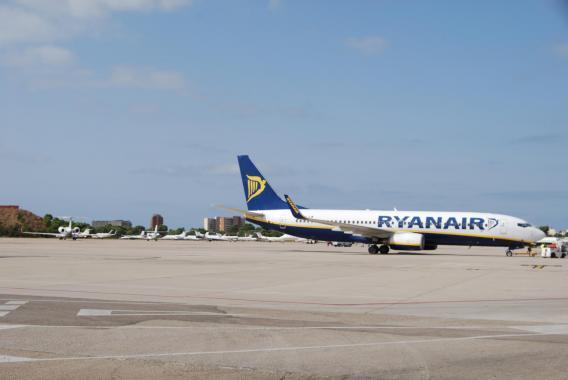 Ryanair-Jet auf dem Flugfeld des Airports Son Sant Joan.