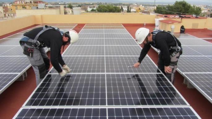 Arbeiter bei der Installierung von Solarpanelen auf Mallorca.