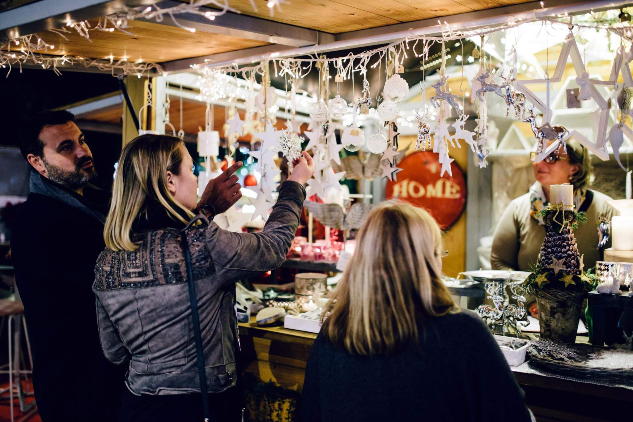 Deko und Kunsthandwerk gibt es auf fast allen Weihnachtsmärkten Mallorcas, wie hier in Puerto Portals.
