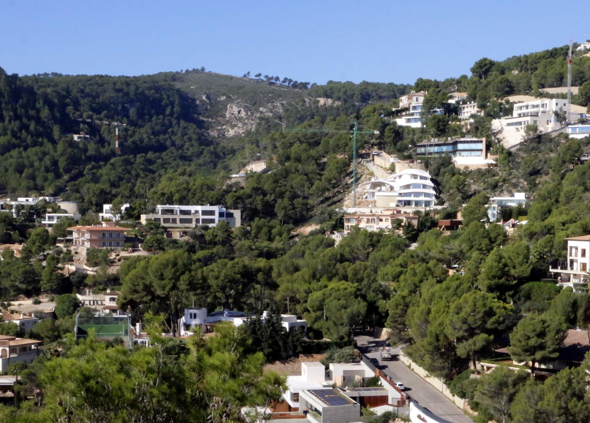 Gärtner fällt in Park von Luxusvilla in Edelvorort Son Vida von Palma