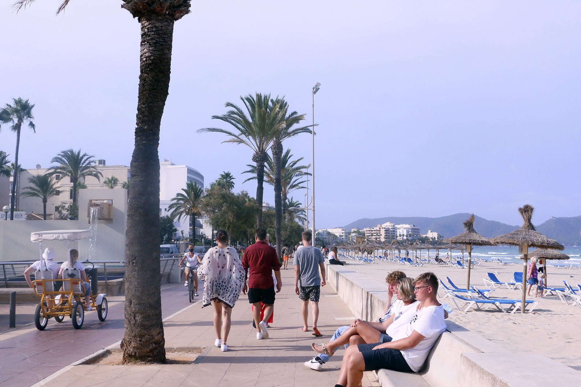 Erfrischender Frühlingstag in Cala Millor: Leichter Regen und milde ...