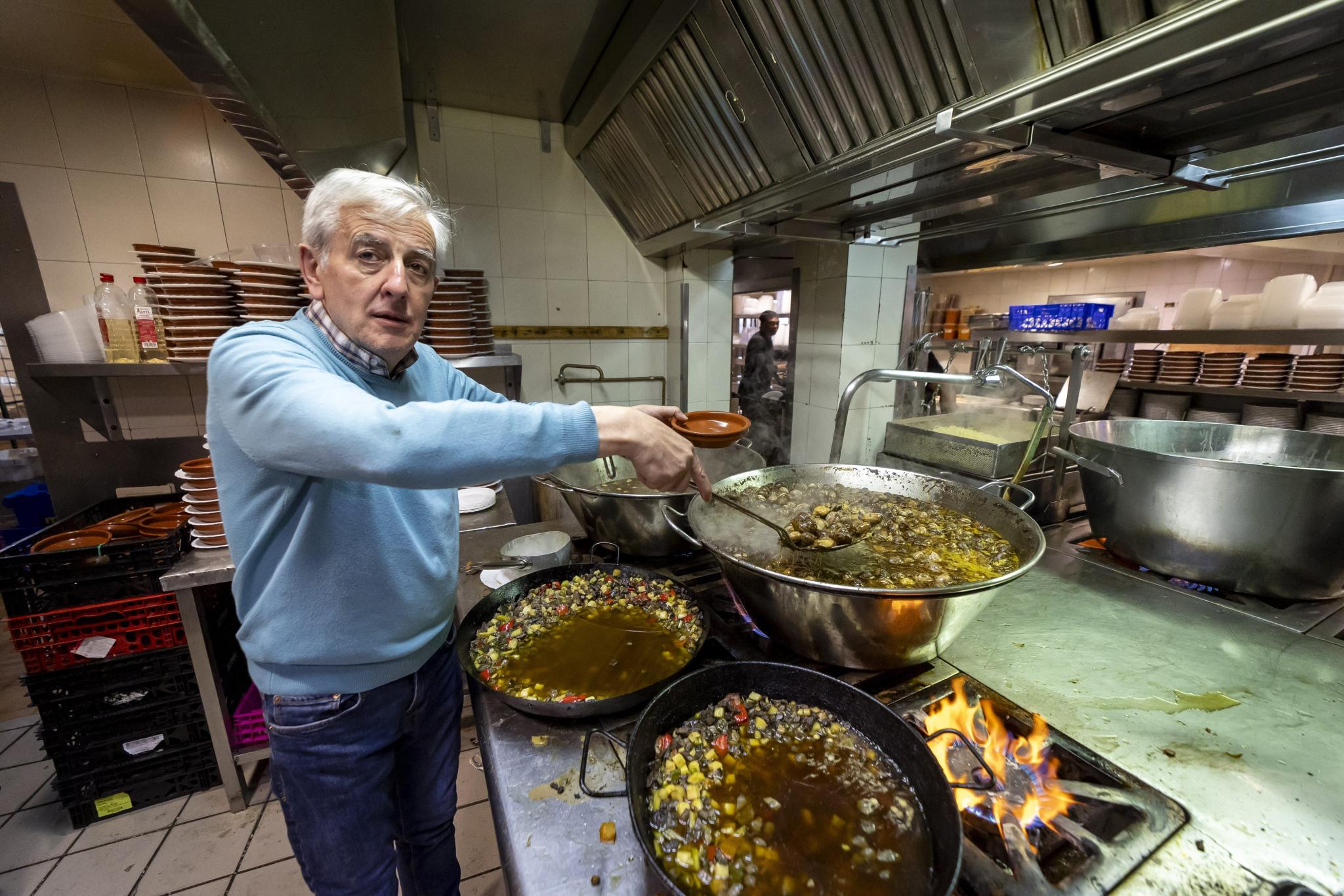 VILAFRANCA - GASTRONOMIA - La saludable tradición de degustar caracoles.La creencia popular es que comer este molusco en la