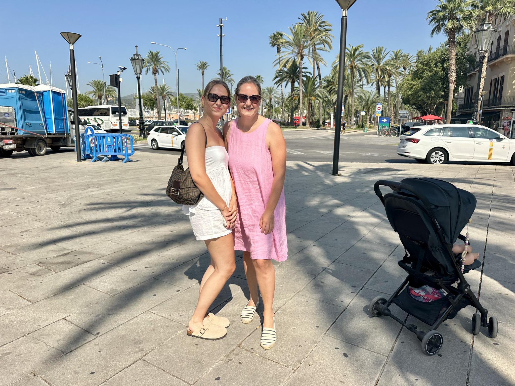Für Elisabeth Scholz und Marie Frey (v.l.n.r.) aus Österreich war es auf Mallorca schon immer heiß.