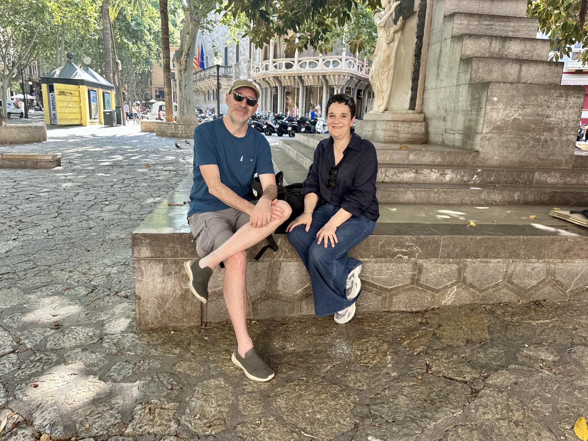 Rafael und Regina aus Barcelona sind kein anderes Wetter gewöhnt und sehen die Temperaturen ziemlich "cool".