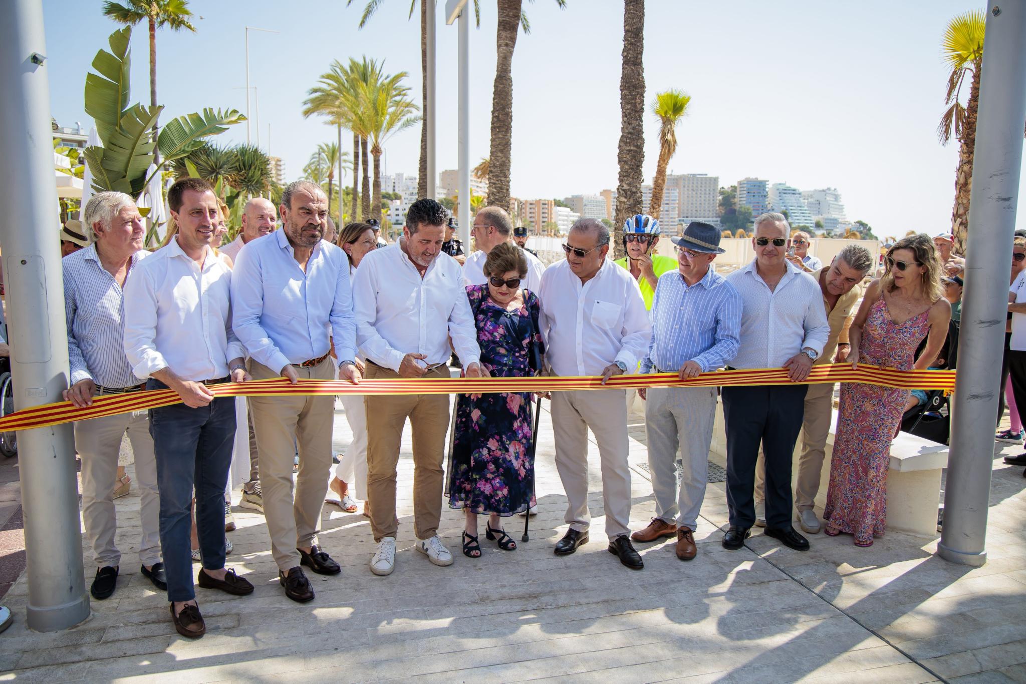 MAGALUF. TURISMO. Magaluf apuesta por la renovaciÃ³n con el nuevo paseo marÃ­timo. Inaugurada la primera fase de la reforma, que