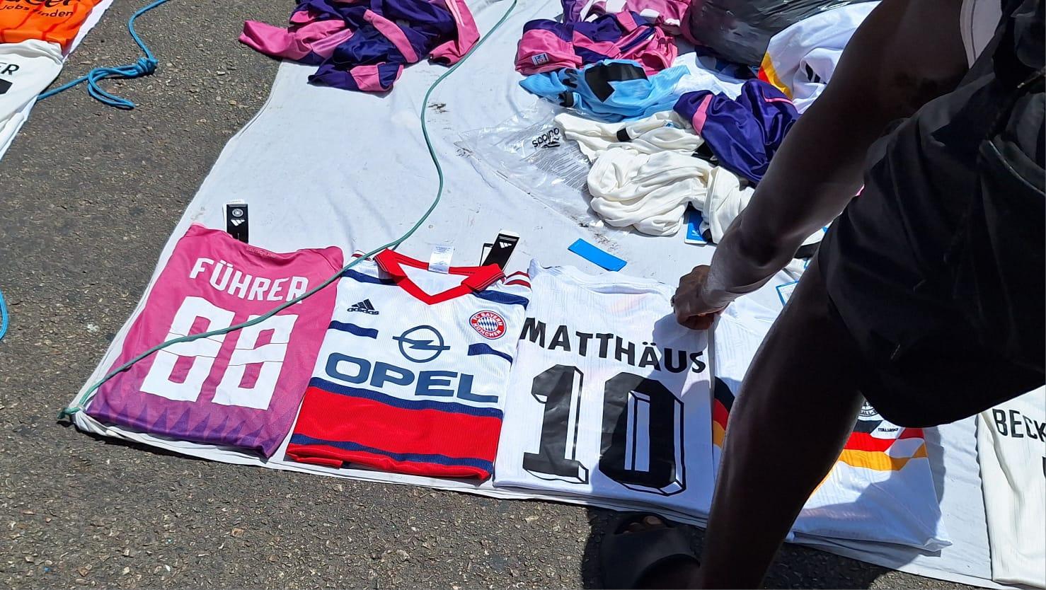 PALMA. VENTA AMBULANTE. FÃ¼hrer 44 y 88: las camisetas con simbologÃ­a nazi que se venden en la Platja de Palma. Las rÃ©plicas d