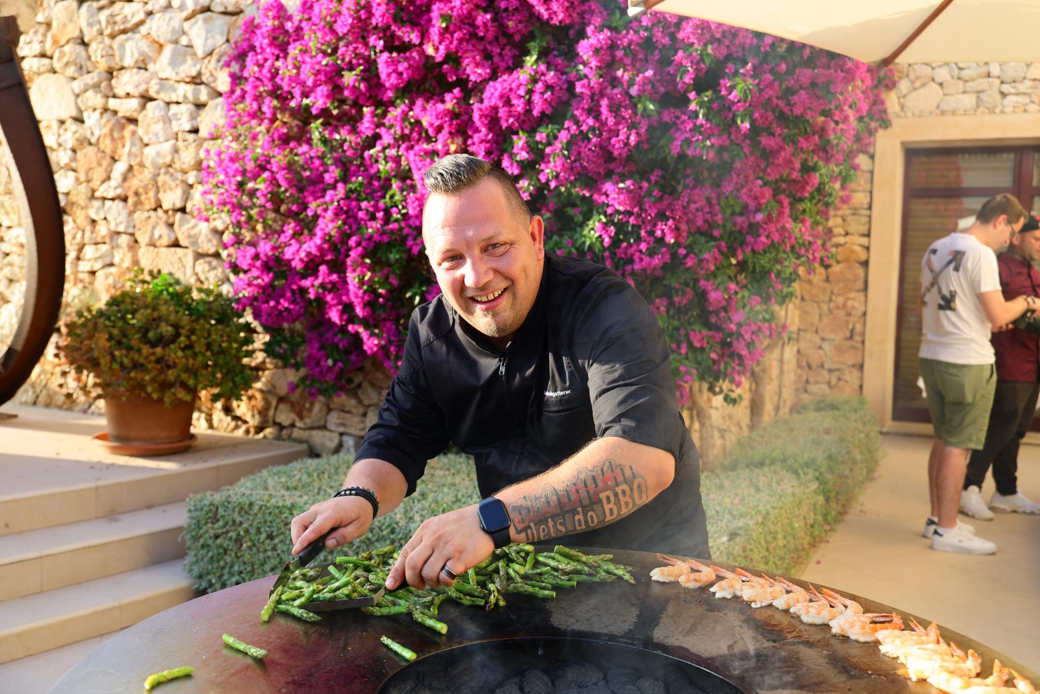 Gerald Hochgatterer ist BBQ-Weltmeister und verwöhnte die Gäste mit Grillspezialitäten. (@uepress)