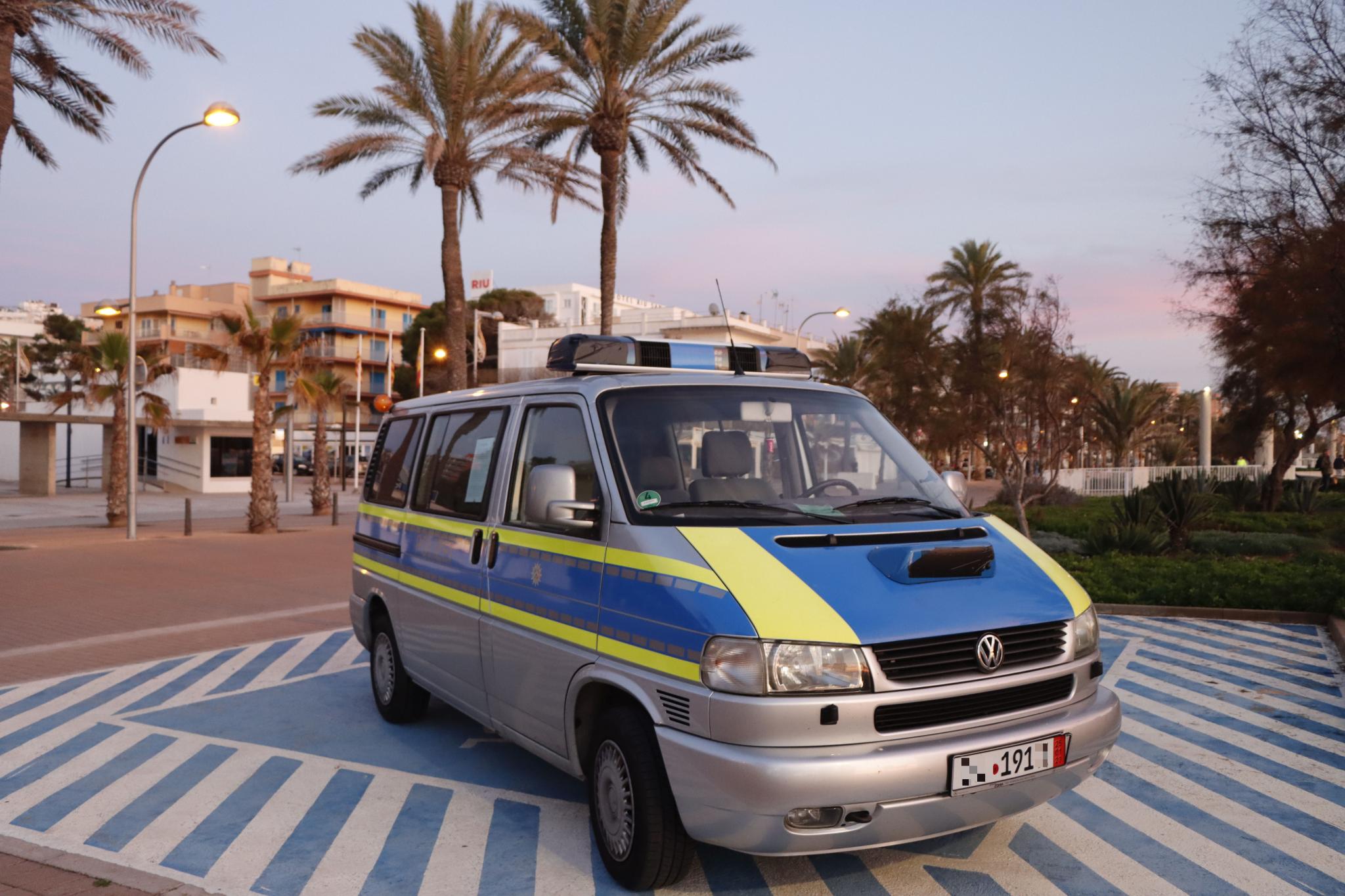 PALMA - Un coche de pelÃ­cula.Michael MÃ¼ller, un alemÃ¡n afincado en la Isla, conduce uno de los furgones policiales que apare