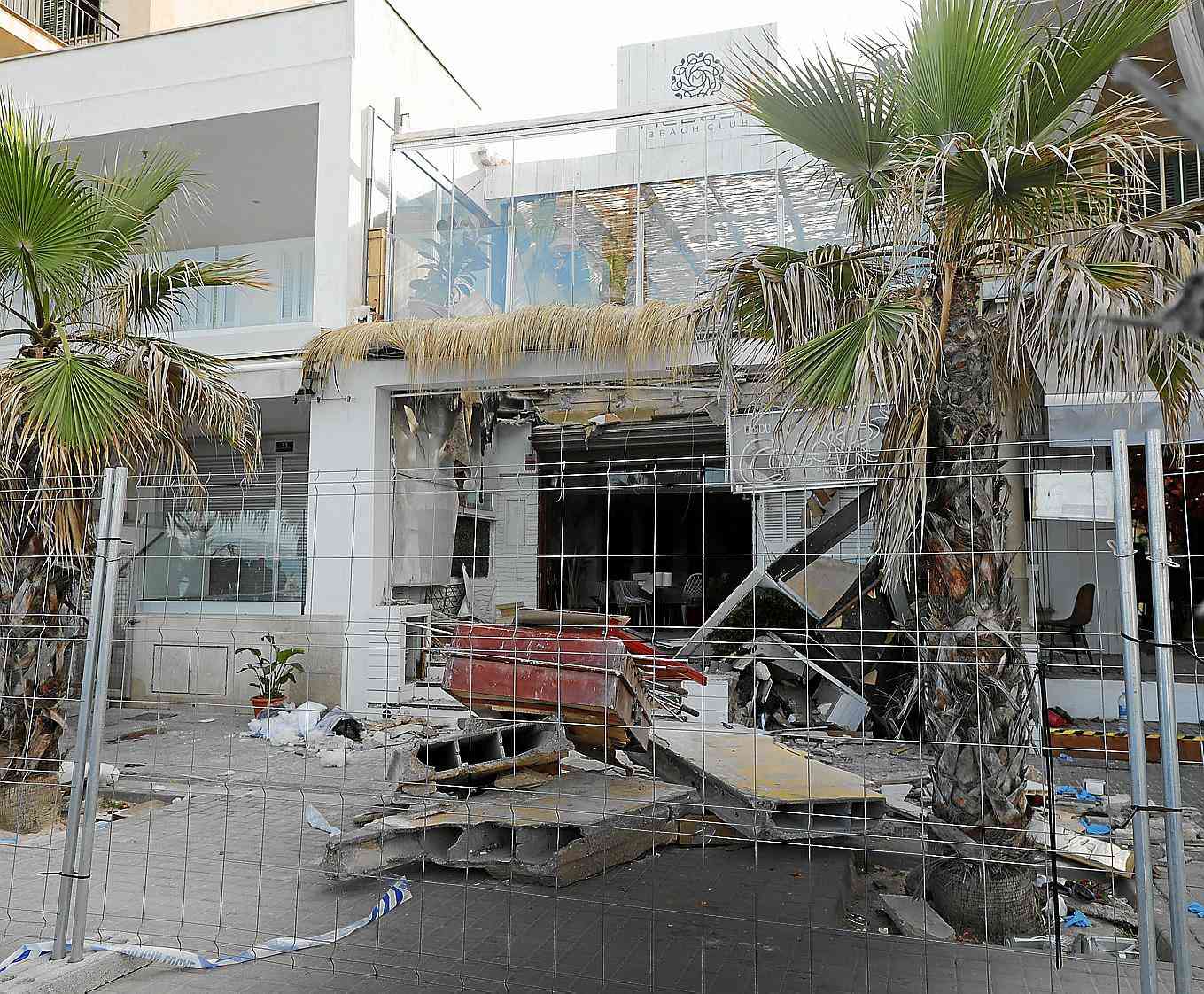 PALMA. DERRUMBES. Tragedia en la Platja de Palma: cuatro muertos y 16 heridos por un derrumbe. La terraza de un restaurante cola