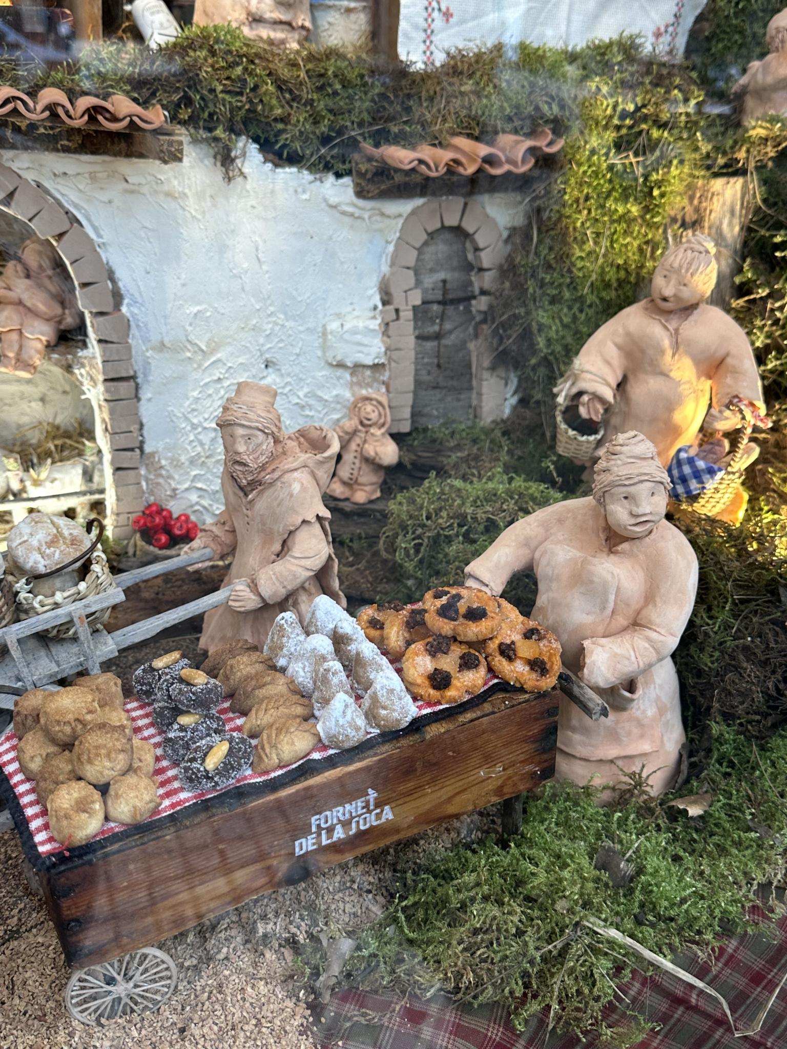 Im Schaufenster der Bäckerei "El Fornet de la Soca" liegen gebackene Miniversionen mallorquinischer Spezialitäten.