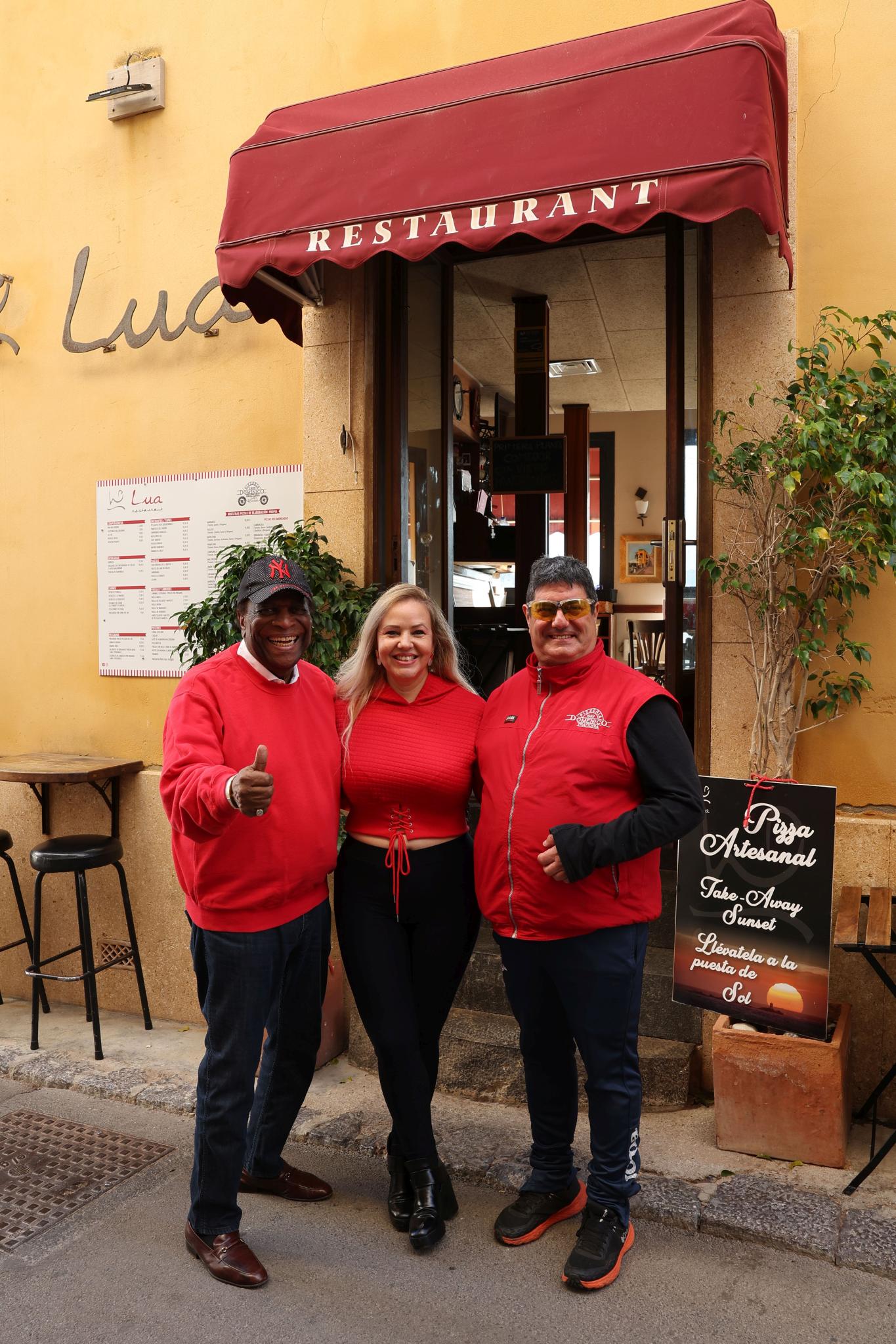 Mit Domingo Ramón Navarro, alias Domenico, dem Betreibers des Restaurants "Lua" an der Hafenpromenade.